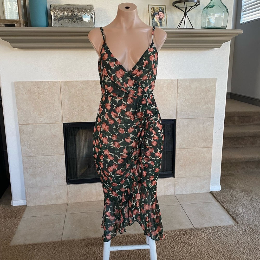 Vici floral dress, size small, new condition.
